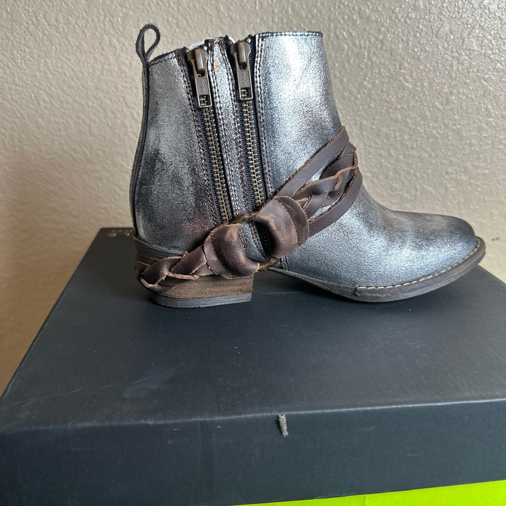 Very Volatile Women’s 6 Distressed Metallic Boho Western Ankle Bootie Leather
